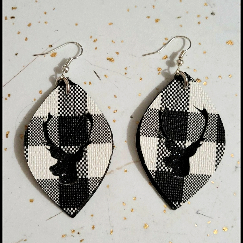 💍 Reindeer white plaid earrings